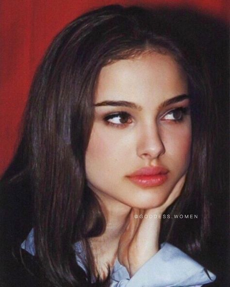 @Goddess.Women Dark Hair Pale Skin, Goddess Women, 90s Makeup Look, People Model, Show Makeup, Animal Character, Hair Color Light Brown, Hair Nails, Natalie Portman