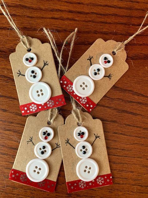 Christmas Gift Tags Handmade, Christmas Buttons, Gift Tags Diy, Holiday Crafts Christmas, Christmas Tags, Christmas Ornament Crafts, Button Crafts, Christmas Ornaments To Make, Paper Tags