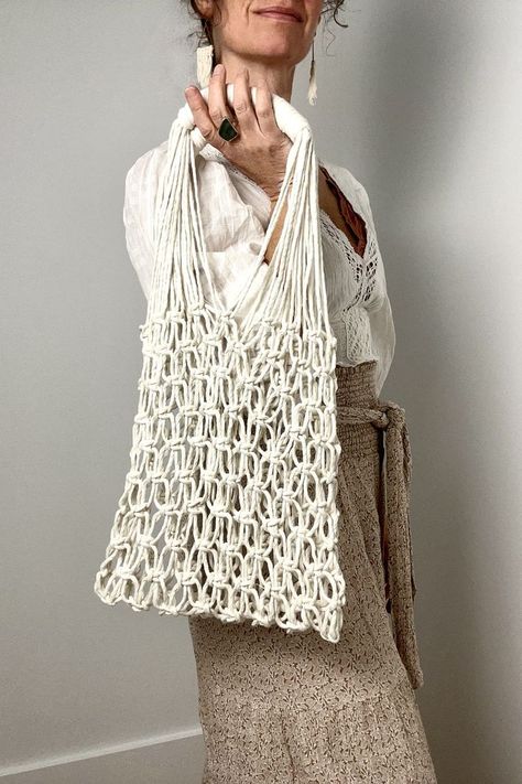 Learn how to make this macrame net bag. Click the link to be taken to hte free tuturial. Macrame Net Bag, Gathering Knot, Diy Easy Macrame, Macrame Bag Tutorial, Macrame Net, Macrame Wall Hanging Tutorial, Easy Macrame, Square Knot, Bag Tutorial