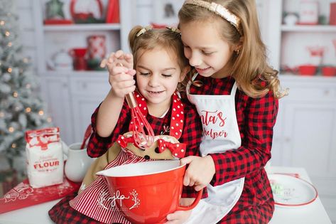 Christmas Mini Session - Christmas Photos - Holiday Portraits - Jessica Lacey Photography Christmas Cookie Baking Photoshoot Family, Family Christmas Baking Pictures, Christmas Baking Photoshoot Kids, Christmas Kitchen Baking Photoshoot, Christmas Kitchen Mini Session, Toddler Christmas Photos, Christmas Photography Family, Christmas Baby Pictures, Christmas Poses