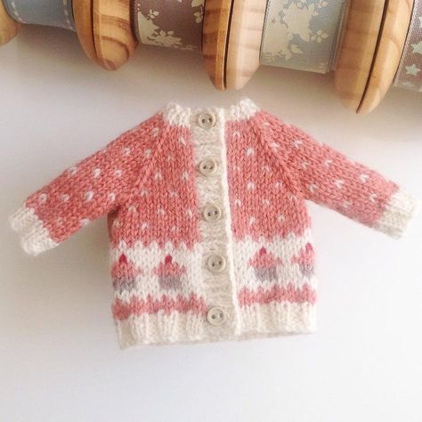 Sweater Knitting Designs, Miniature Knitting, Sweater Handmade, Knitting Dolls Clothes, Blythe Outfit, Mini Clothes, Vogue Knitting, Knit Denim, Craft Corner