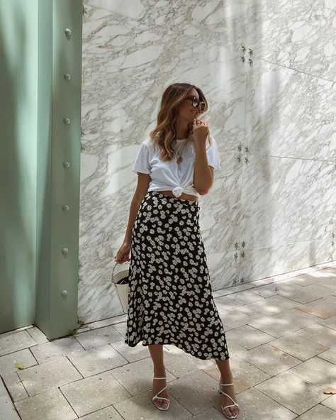 Floral Skirt Summer, Elegantes Outfit Damen, Green Floral Skirt, Cute Professional Outfits, Rok Outfit, Interview Outfits Women, Work Outfits Women Office, Casual Work Outfits Women, Polka Dot Midi Skirt