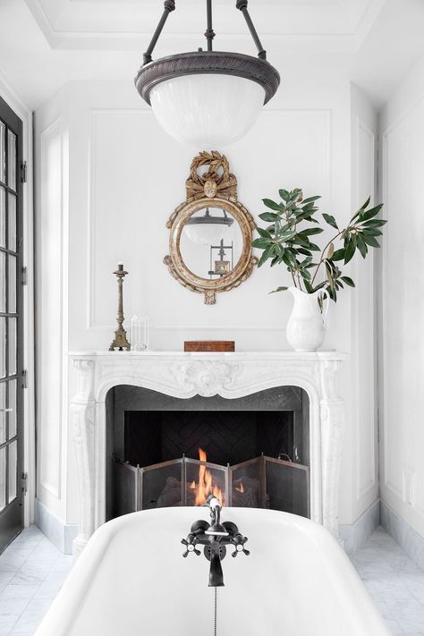 French Inspired Bathroom, Washington Homes, Mantel Styling, Minimalist Holiday Decor, Simple Holiday Decor, Cozy Bathroom, New Victorian, Black Fireplace, White Fireplace