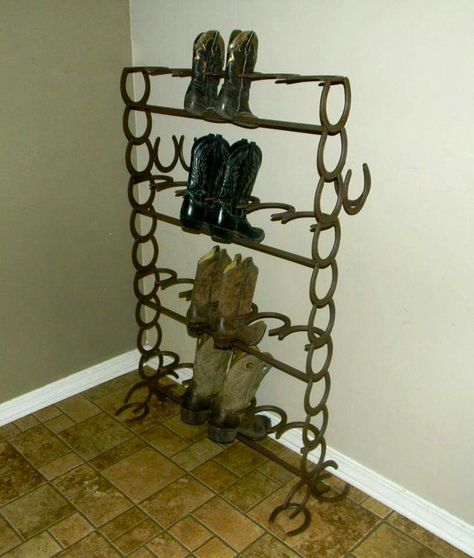 Nice Cowboy Boot Rack, Horseshoe Boot Rack, Boot Holder, Cool Welding Projects, Horseshoe Crafts Projects, Western Designs, Welding Crafts, Horseshoe Projects, Boot Rack