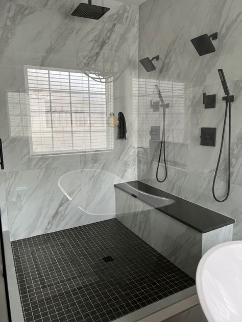 House Board Ideas, Glass Shower Ideas, Master Restroom, Steam Showers Bathroom Master Bath, Bathroom New Build, Chalet Bathroom, Minimalist Bathrooms, Black Tile Bathrooms, Tile Showers