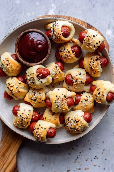 Everything Pigs In A Blanket - Dash of Mandi Winter Finger Foods, Bridgerton Brunch, Hot Dog Crescent Rolls, Winter Snacks, Baked Buffalo Wings, Winter Appetizers, Party Food Dessert, Pigs In A Blanket, Christmas Lovers