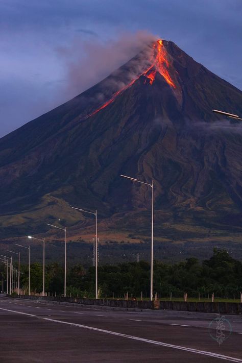 Mayon Volcano Photography, Japan Volcano, Aesthetic Landscapes, Volcano Pictures, Mayon Volcano, Arenal Costa Rica, Mauna Loa, Godzilla Wallpaper, Beautiful Locations Nature