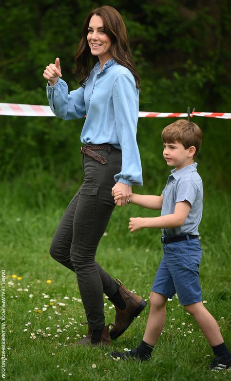 Looking for Kate Middleton's casual outfits? 40+ listed here... Style Kate Middleton, Prince Georges, Düşes Kate, Prins William, Old Prince, Kate Middleton Outfits, Prince Louis, Philip Treacy, Catherine Elizabeth Middleton