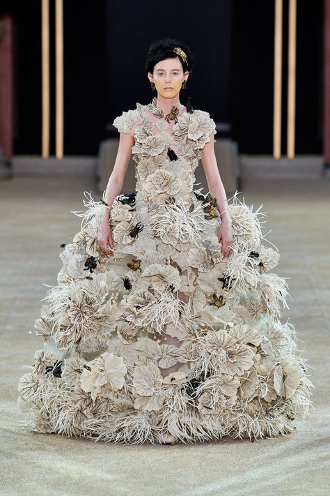 Carpet Inspiration, Guo Pei, 2019 Couture, Couture Mode, Couture Week, Fashion Show Collection, Vogue Paris, Couture Collection, Beautiful Gowns