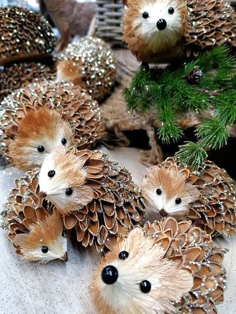 Thanksgiving Table Settings Diy, Wooden Christmas Trees Diy, Pinecone Crafts Christmas, Pine Cone Art, Rustic Christmas Wreath, Diy Bathroom Furniture, Diy Furniture For Small Spaces, Diy Apartment Furniture, Diy Baby Furniture