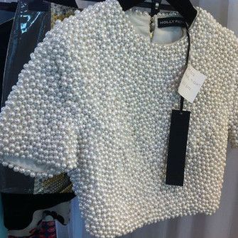 Pearly top Top Pearl, Trendy Blouses, Trendy Blouse Designs, Elegante Casual, Mode Inspo, Fashion Tops, Stylish Dresses, Look Fashion, White Shirt