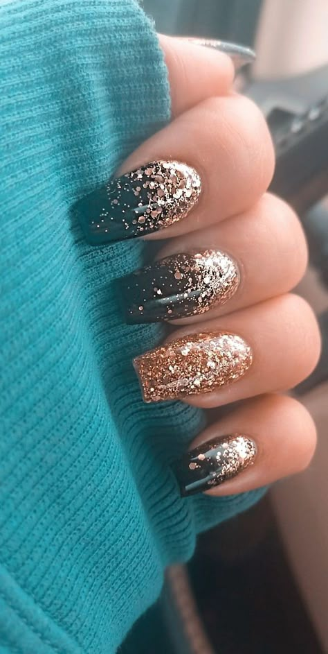 Step into the New Year with style - explore chic and sparkling nail designs! Black Sparkle Nails, Gold Sparkle Nails, Glitter Nail Paint, Nye Nails, Vegas Nails, Gold Acrylic Nails, New Years Nail Designs, New Years Eve Nails, Silver Glitter Nails