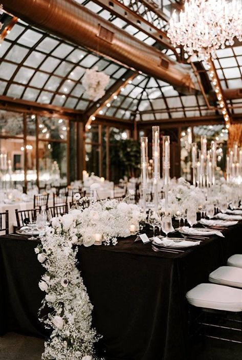 Black And White Wedding Food Table, Ceremony Backdrop Black And White, Black And Wood Wedding Decor, Bridal Ideas Wedding, Classy Wedding Reception Decorations, Black And White Wedding Theme Table Decor, Moody Black And White Wedding, Black Table Cloths Wedding Receptions, Black White And Copper Wedding