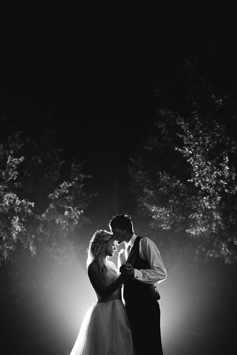 Wedding Photography Silhouette, Backlit Wedding Photography, Wedding Pictures At Night, Night Prewedding Photography, Nightime Wedding, Night Wedding Photography, Sikh Wedding Photography, Night Wedding Photos, Night Time Wedding