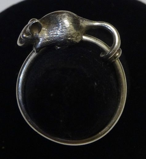 Silver Spinning Rat Ring Spinning Rat, Rats In Clothes, Rat Ring, Strange Rings, Rat Earrings, Rat Jewellery, Mouse Ring, Rabbit Ring Jewelry, Spinning Rings