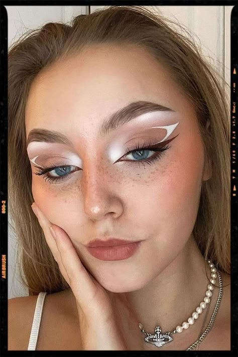 Line Makeup Art, White Makeup Looks Aesthetic, Eyeliner Styles Graphic, Two Color Graphic Liner, Detailed Eyeliner Looks, Face Paint Eyeliner, Graphic Brown Eyeliner, White Graphic Eyeliner Ideas, Cute White Makeup Looks