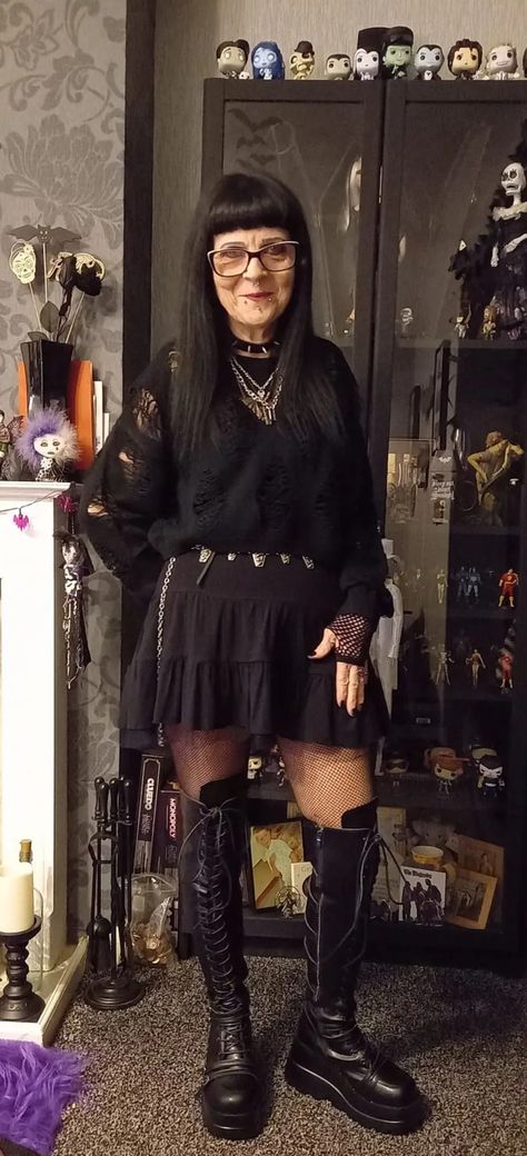 Lazy Goth Outfits, Chubby Goth Outfit, Chubby Goth, Elder Goth, Punk Witch, Goth Outfit Inspo, Goth Outfit Ideas, Dark Beauty Photography, Goth Outfit