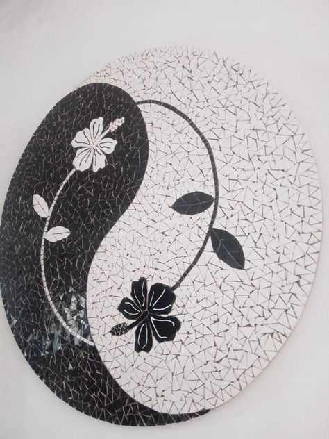 Realizado en azulejos sobre MDF. Sin pastina aún. Mosaic Ideas, Mosaic Table, Ying Yang, Yin Yang, Mosaic, Floral