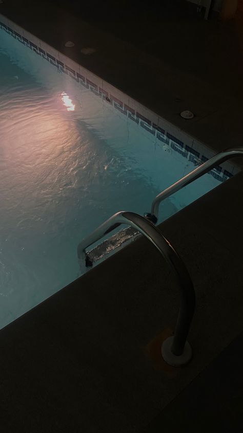 Pool At Night Snapchat, Pool Aesthetic Night, Swimming Pool Photos, Swimmers Life, Ocean At Night, Aesthetic Objects, Cute Birthday Pictures, Facade Architecture Design, Night Swimming