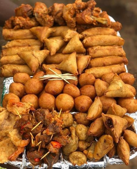 Small Chops Platter, Small Chops, Chicken Buns, African Recipes Nigerian Food, Amazing Food Platters, Simple Family Meals, Native Foods, Catering Ideas Food, Appetizers Easy Finger Food