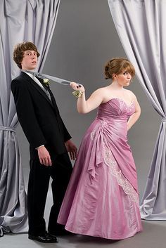 Prom Date Pictures, Funny Couple Photography, Poses Prom, Funny Couple Poses, Poses Fun, Prom Pictures Group, Prom Photography Poses, Funny Prom, Homecoming Poses