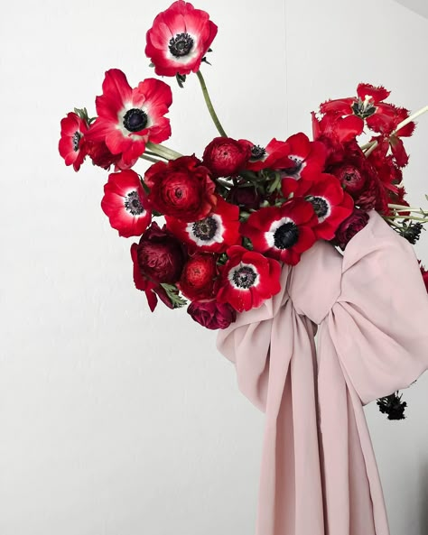 Red is such a power move 💃 This bouquet is giving “bold and unapologetic”, and I’m here for it. The monochromatic reds create such a sexy vibe, with those deep red ranunculus and striking anemones making sure all eyes are exactly where they need to be. ✨ Monochromatic reds used to deliver maximum impact—because subtle just wasn’t in the mood today. ✨ The soft blush bow adds that touch of elegance, balancing out the intense color and giving the whole design an elevated feel. ✨ Perfect fo... Monochromatic Bouquet, Red Ranunculus, Anemone Bouquet, All Eyes, Ranunculus, In The Mood, Intense Colors, All About Eyes, Anemone