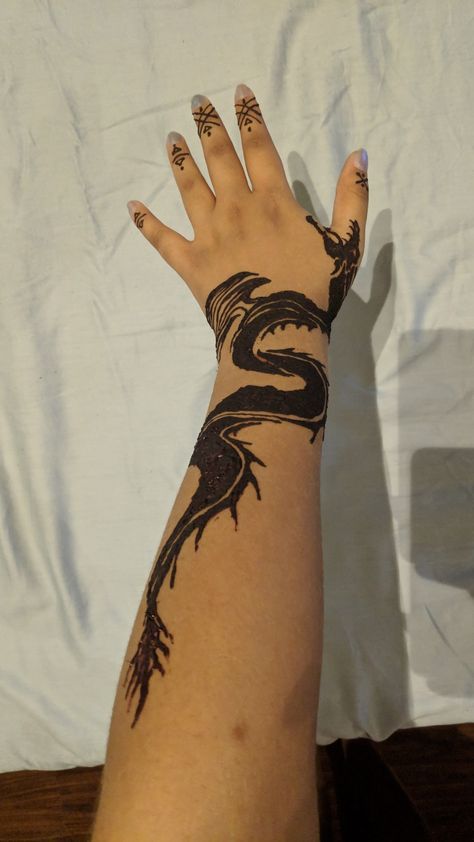 Dragon Mehendi Design, Henna Dragon Designs, Hand Tattoos Dragon, Dragon Henna Designs, Hand Dragon Tattoo, Dragon Henna Tattoo, Leg Doodles, Henna Arm Tattoo, Dragon Henna