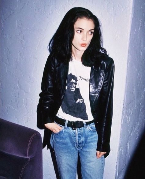 90s Fashion--Winona in an oversized leather blazer. Winona Ryder 90s, 1990 Style, Look 80s, Winona Forever, Style Bundle, 1990s Fashion, Winona Ryder, 90s Grunge, 가을 패션