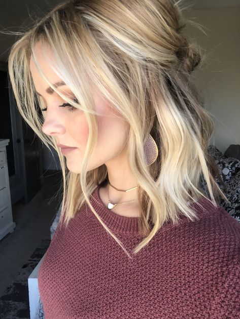 Half up wavy medium length hairstyle Blonde Lob Hair, Cute Blonde Hair, Sweet Hairstyles, Beautiful Blonde Hair, Cool Blonde Hair, Dyed Blonde Hair, Lob Hairstyle, Fishtail Braid, Hair Styles 2017