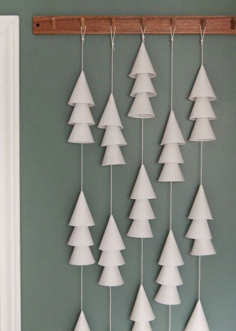 Turn paper cups into this super simple Christmas tree garland! Cup Christmas Tree, Diy Christmas Garland, Paper Christmas Decorations, Handmade Charlotte, Paper Christmas Tree, Christmas Tree Garland, Tree Garland, Christmas Projects Diy, Simple Christmas Tree