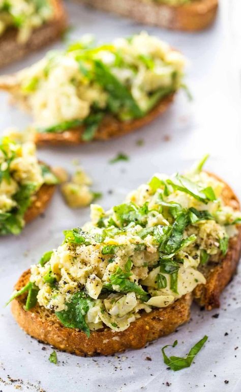 White Bean Artichoke Basil Toasts - a tangy, fresh 10 minute artichoke and basil salad loaded on whole wheat toast. Vegan. #sugarfree #healthy #vegan #cleaneating #healthyrecipe | pinchofyum.com White Bean Artichoke, Plats Healthy, Vegan Snack, Artichoke Recipes, Healthy Sandwiches, Vegan Appetizers, White Bean, Open Face, White Beans