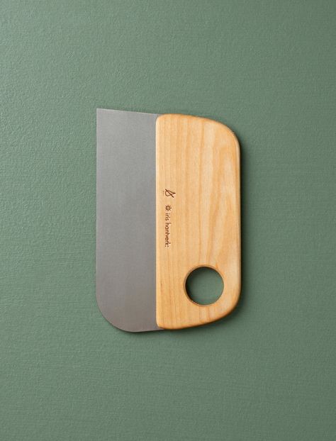 Indispensable in baking, the dough scraper in an oil-treated birch and stainless steel from Iris Hantverk makes it easy to scoop up dough and flour, shape and divide the dough and scrape dough from the work surface. After use, wash the scraper with detergent and lukewarm water, do not leave it soaked in the sink. Wipe Japan Wedding, Iris Hantverk, Dough Scraper, Thermos Flask, Blanket Basket, Office Paper, Decorative Hooks, Hot Water Bottle, Living Table