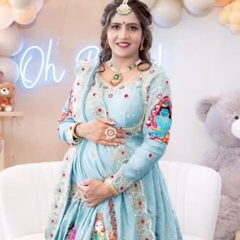 Sangita Jayswal (@khushboopaintings) • Instagram photos and videos Baby Shower Outfits For Mom Indian, God Bharai, Baby Shower Outfits For Mom, Baby Shower Dress For Mom, Outfits For Mom, Fashionable Saree, Baby Shower Dress, Lehenga Saree Design, Shower Outfits