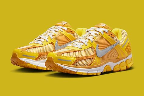 Nike have just crafted a summery ‘Varsity Maize’ Zoom Vomero 5 colourway. Find everything you need here! Nike Vomero 5 Outfit, Vomero 5 Outfit, New Sneaker Releases, Nike Zoom Vomero 5, Nike Vomero, Orange Highlights, Zoom Vomero 5, Running Silhouette, Vomero 5