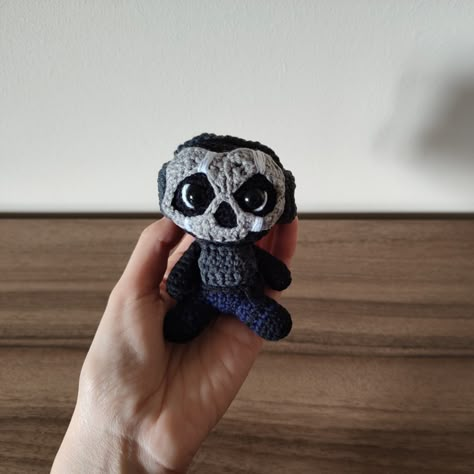 Crochet Call Of Duty, Ghost From Call Of Duty, Ghost Crochet, Mini Ghost, Ghost Riley, Crochet Ghost, Military Pins, Quick Crochet Patterns, Call Of Duty Ghosts