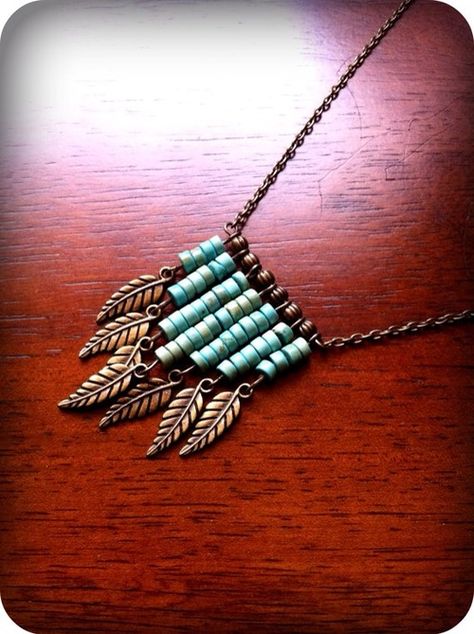 diy jewelry...no instructions but an easy diy...sooo cute Metal Feather, Diy Beading, 2 Hands, Chevron Necklace, Diy Jewelry Inspiration, Jewerly Making, Basic Jewelry, Easy Diy Jewelry, Necklace Diy