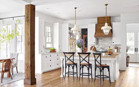 Range Hood Idea - small under cabinet mounted with stained wood framing it in (match countertop color) Southern Farmhouse, Southern Decor, Casa Country, Farmhouse Kitchen Cabinets, Farmhouse Kitchen Design, Rustic Farmhouse Kitchen, Kitchen And Dining Room, Antique Kitchen, Farmhouse Style Kitchen