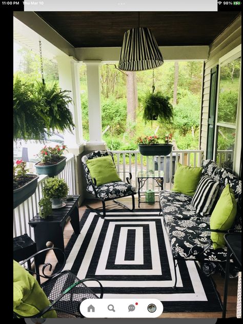 Screened Porch Ideas, Small Porch Decorating, Front Porch Furniture, Beautiful Outdoor Furniture, White Porch, Summer Porch Decor, Balkon Decor, Small Porch, Porch Sitting