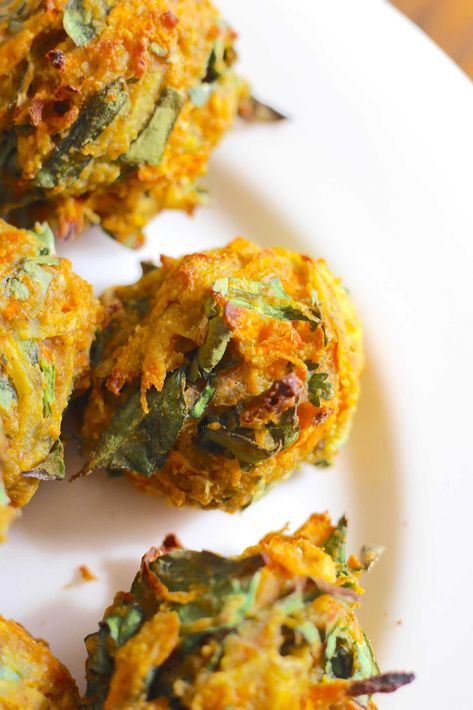 Baked Pakora?utm_source=12tomatoes Baked Pakora Recipe, Baked Pakora, Indian Takeout, Snacks Sandwiches, Pakora Recipes, Savoury Snacks, 12 Tomatoes, Snack Foods, Indian Snacks