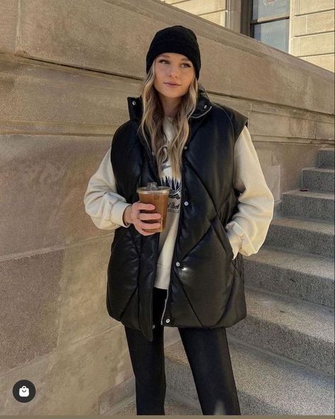 Long Puffer Vest Outfit, Puffer Jacket Aesthetic, Black Puffer Vest Outfit, Long Vest Outfit, Puffy Vest Outfit, Vest Outfit Women, Vest Street Style, Vest Outfit Ideas, Black Vest Outfit