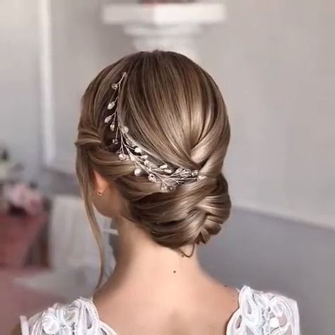 Updo Hairstyles Tutorials, Beautiful Bridal Hair, Curly Crochet Hair Styles, Hair Upstyles, Long Hair Tutorial, Peinados Fáciles Para Cabello Corto, Low Bun, Short Wedding Hair, Penteado Cabelo Curto