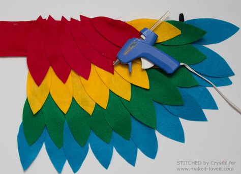 A tutorial to sew an easy parrot costume, perfect for Halloween or dress up! Feather Template, Parrot Costume, Lion King Costume, Parrot Wings, Halloween Deserts, Flamingo Costume, Costume Wings, Wings Dress, Halloween Sewing