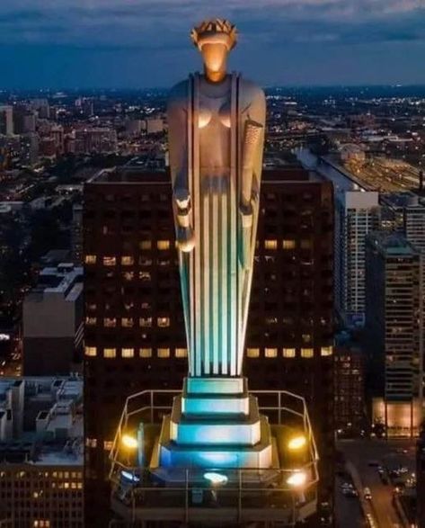 Art Deco | Three-story Art Deco Statue of the Goddess Ceres top of the Chicago Board of Trade Building, 1929 Chicago, Illinois by Architect, Holabird & Root | Facebook Chicago Board Of Trade Building, Art Deco Chicago, Chicago Board Of Trade, Deco Statue, Art Deco Statue, Statue Art, Art Deco Sculpture, Story Art, My Kind Of Town