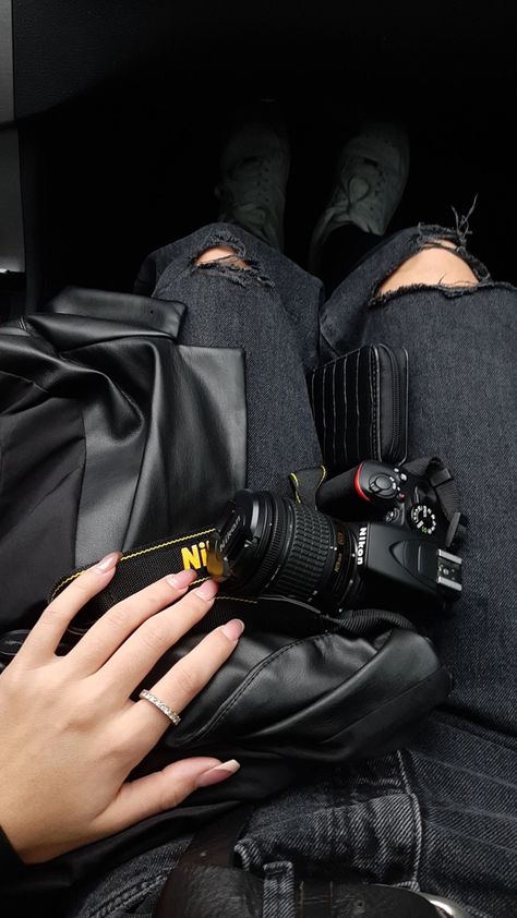 Professional Camera Aesthetic, Nikon Camera Aesthetic, Dslr Camera Aesthetic, Photographer Aesthetic Girl, Professional Photographer Aesthetic, Photography Studio Aesthetic, Female Photographer Aesthetic, Sports Photographer Aesthetic, Camera Girl Aesthetic