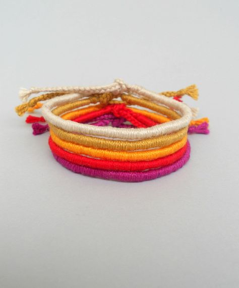 Wishing Bracelets, Rat Jewellery, Floss Bracelets, Style Hippie Chic, Yarn Bracelets, Cotton Bracelet, Handmade Boho Jewelry, Friendship Bracelets Designs, Diy Friendship Bracelets Patterns