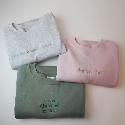 ✨👩‍🦰 Our Custom Text Crewnecks are officially live! 🐕💖 If you haven’t snagged yours yet, there’s still time to personalize your sweater with any text and thread color you want. Choose from 3 cozy crewneck colors and make a statement this fall! 🍂🛒 Shop now and elevate your autumn style. Click the link in bio to grab yours before they’re gone! #CustomCrewnecks #DogMomFashion #FallStyle #ShopNow Preppy Embroidery Designs, Dog Mom Embroidered Sweatshirt, Custom Sweatshirt Ideas, Inspirational Sweatshirts, Trending Embroidery, Crewneck Sweatshirt Outfit, Family Sweatshirts, Personalized Sweatshirts, Mom Embroidery