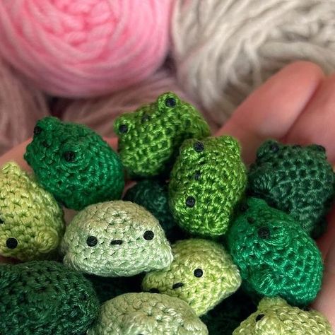 Frog Crochet, Crochet Frog, Frog Art, Fun Crochet, Crochet Items, Things I Need, Fiber Arts, Crocheted Item, Cute Stuff