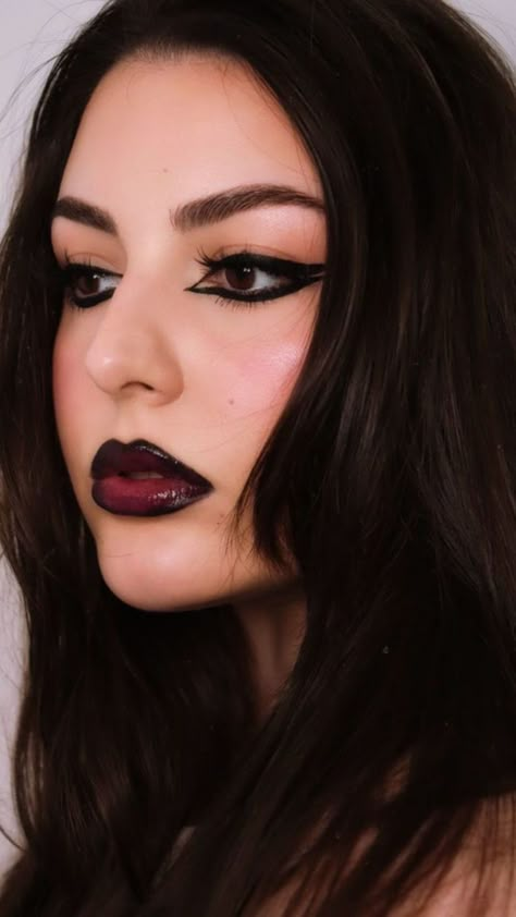 Black Cherry Lipstick Makeup, Black Liner Red Lips, Black Cherry Makeup, Black Ombre Lips, Black Lipstick Looks, Makeup Black Lipstick, Vampy Lips Makeup, Eyeliner Cat Eye, Vamp Lips