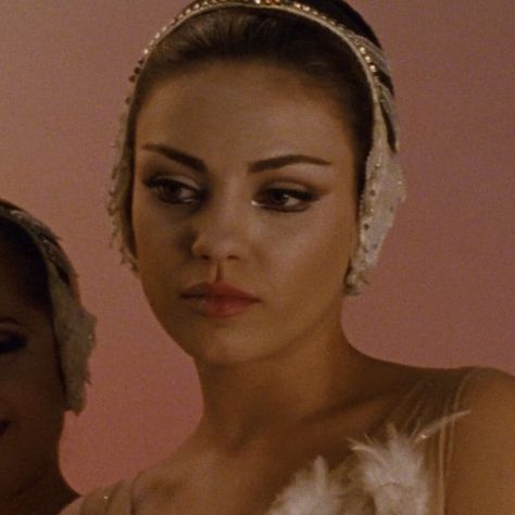 Mila Kunis In Black Swan, Mia Kunis Black Swan, Mika Kunis Black Swan, Black Swan Mila Kunis, Movie Profile Picture, Lily Black Swan, Mila Kunis Black Swan, Black Swan Lily, Janecore Aesthetic