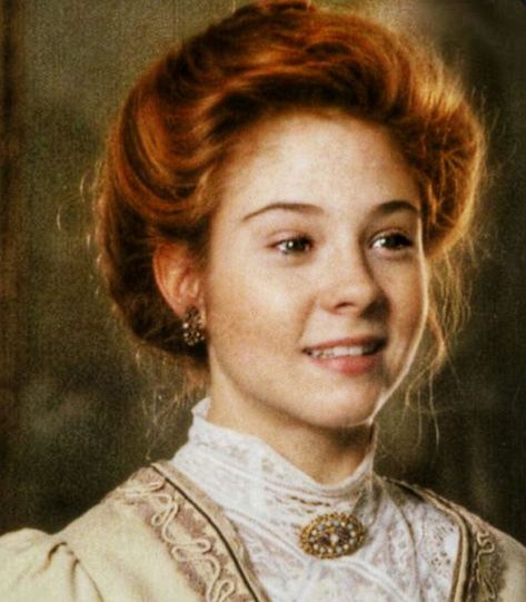 Anne Of Green Gables Book, Anne Of Windy Poplars, Anne Blythe, Feminine Inspiration, Megan Follows, Lucy Maud Montgomery, Period Pieces, Female Faces, Gilbert Blythe